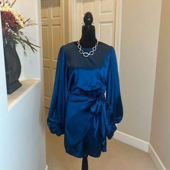 Petal & pup satin balloon sleeve faux wrap mini dress Sz 2 nwot - Picture 2 of 16